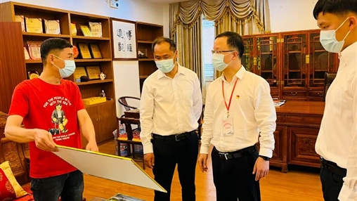 惠安縣委常委、組織部部長(zhǎng)洪亞清蒞臨百裕集團(tuán)研發(fā)中心調(diào)研指導(dǎo)工作